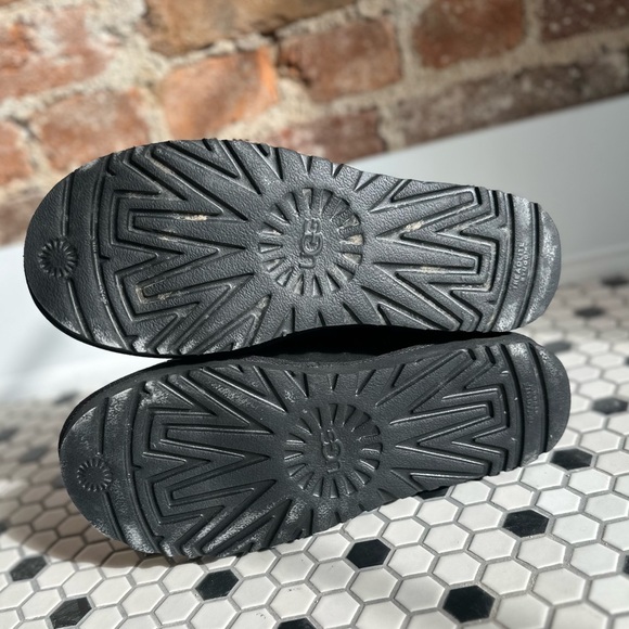 UGG CLASSIC SHORT BOOTS - Picture 3 of 6